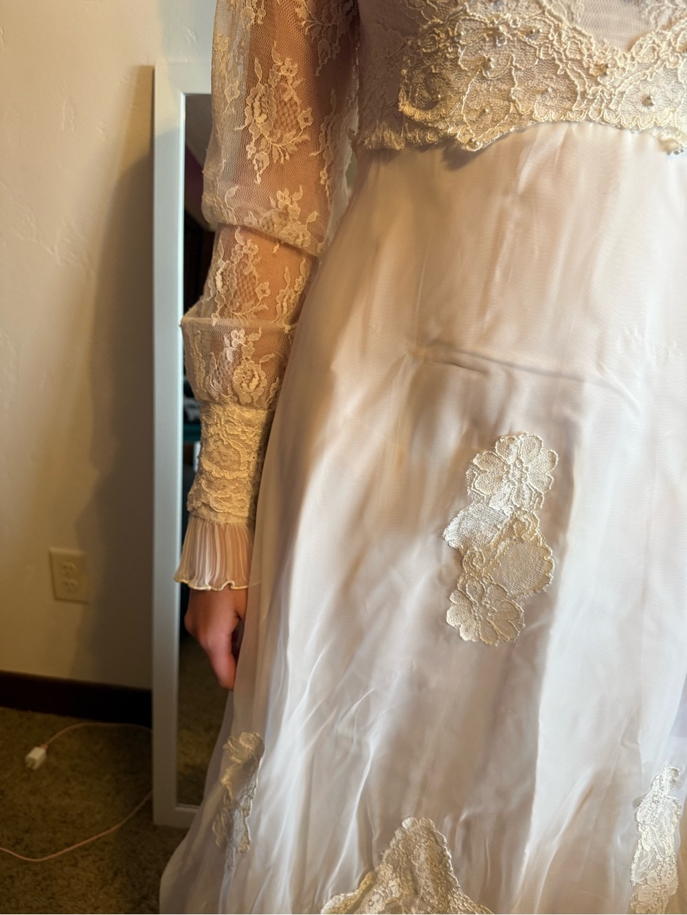 Vintage Ivory Lace Long Sleeve Bridal Dress - Picture 5 of 12